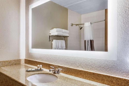 La Quinta Inn & Suites by Wyndham Binghamton - Johnson City image 22